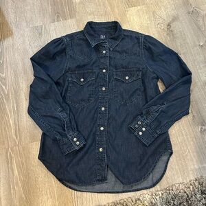 GAP woman’s size small Indigo Denim Button-Front Shirt light weight